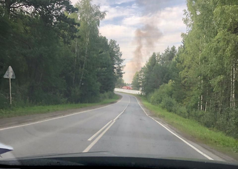 Над воинскими складами — черный дым, на территории арсенала — пожарные машины