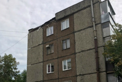 Парапетная плита жилой пятиэтажки рухнула в Челябинске 12 августа