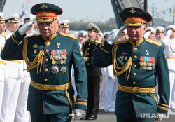 Торжественная церемония празднования Дня ВМФ на Сенатской площади. Санкт-Петербург, офицеры, журавлев александр, шойгу сергей, парад, день вмф, военные моряки, отдавать честь