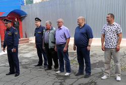 Юрий Серебренников (второй справа) приехал в колонию вместе с Розалином Насибуллиным (справа)