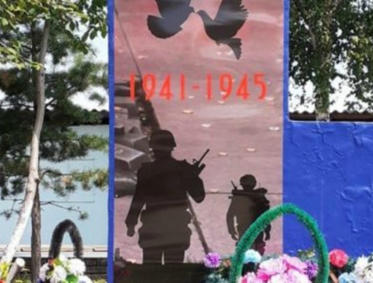В поселке Амурской области на памятнике героям ВОВ изобразили солдат НАТО