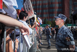 Митинг Либертарианской партии против пенсионной реформы. Москва, протестующие, ограждение, митинг, протест, полицейское оцепление