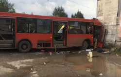 В полиции уточнили число пострадавших в аварии, где автобус врезался в магазин