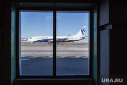 Отработка учений в магнитогорском аэропорту и горбольнице №1 по лихорадке Эбола, взлетная полоса, аэропорт, окно
