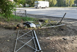 Автомобиль снес забор в Шадринске