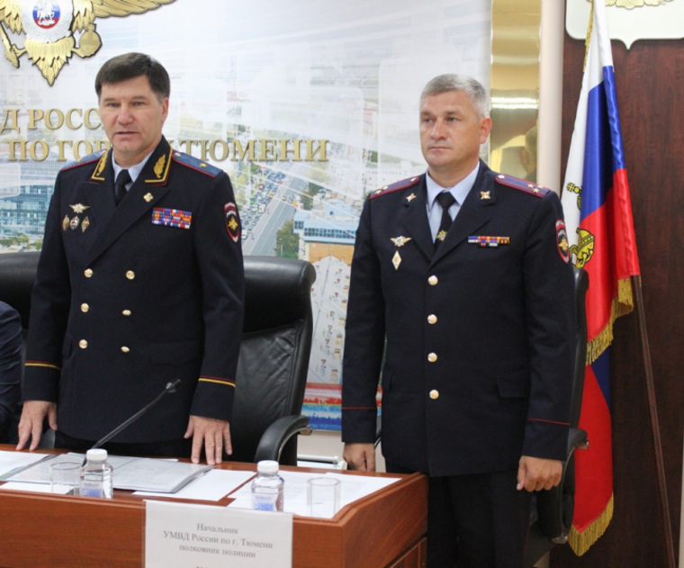 Юрий Алтынов (слева) представил Евгения Козлова коллективу