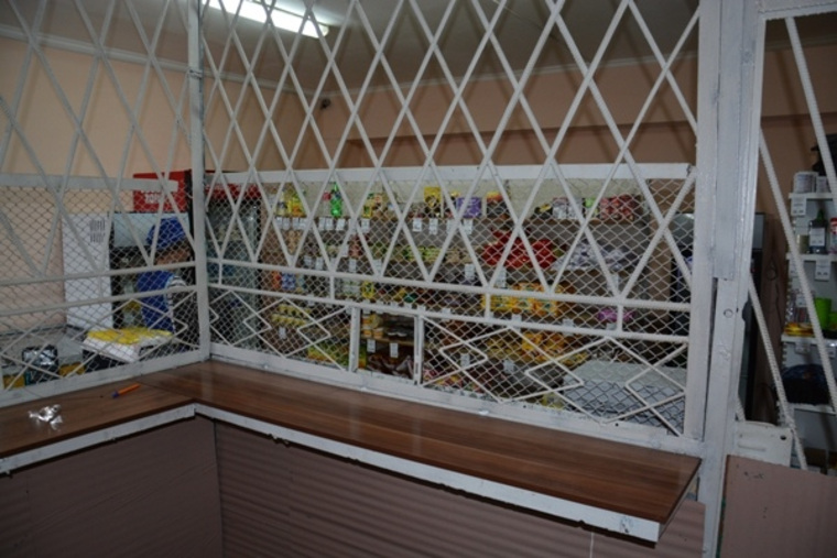 В зауральской исправительной колонии №2 для заключенных работает продуктовый магазин
