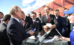 Владимир Путин (слева) отдает сдачу с мороженого министру Денису Мантурову