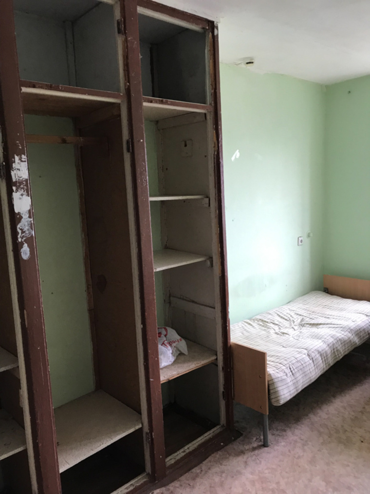 Комната общежития УрГПУ не выглядела бы настолько «убитой», если бы не стенной шкаф