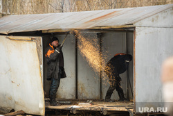 Снос гаражей в кооперативе Нефтяник-1. Сургут, рабочие, снос гаража, газовая горелка
