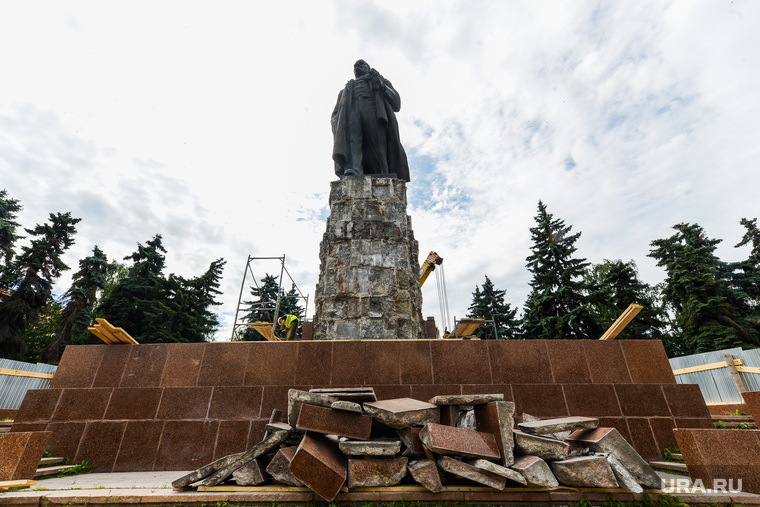 Реконструкция памятника В.И. Ленину на Площади Революции. Челябинск