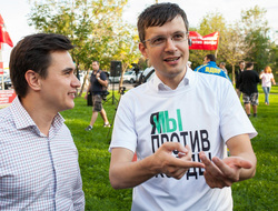 Член руководящего органа Компартии Павел Тарасов (на фото — справа) допустил начало сотрудничества с ЕР