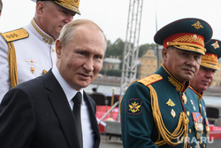 Торжественная церемония празднования Дня ВМФ на Сенатской площади. Санкт-Петербург, офицеры, шойгу сергей, путин владимир, парад, день вмф, военные моряки