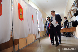 Алексей Текслер на участке для голосования на Едином дне голосования 2019. Челябинск