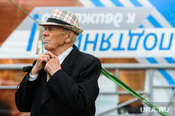 Сдача норм ГТО, активное долголетие, пенсионеры. Челябинская область, Миасс, пенсионер, шляпа, поправляет галстук