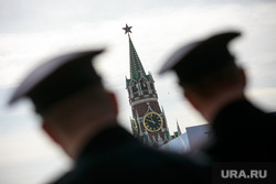 Первомайская демонстрация профсоюзов на Красной площади. Москва, куранты, спасская башня, офицеры, силуэт, фуражки, полиция, башни кремля, оцепление