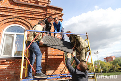 Монтаж мемориальной плиты на фасад храма Александра Невского. Курган, мемориальная доска, монтаж