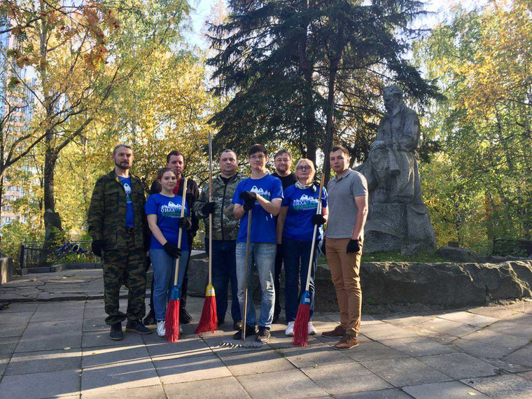 Сделать уборку на могиле Павла Бажова вызвались волонтеры и случайные прохожие
