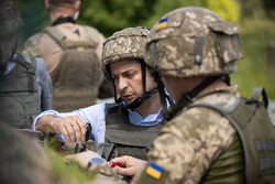 Владимир Зеленский, президент Украины. Сайт президента Украины, военные, бронежилет, каска, военная форма, зеленский владимир