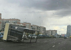 Ураган на Урале с легкостью переворачивал железные остановки