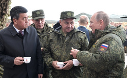 Владимир Путин попробовал еду из полевой кухни на полигоне Донгуз в Оренбургской области