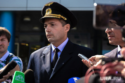 Пресс-конференция с командиром воздушного судна "Уральских авиалиний" A321 Дамиром Юсуповым и старшим бортпроводником Дмитрием Ивлицким. Екатеринбург, юсупов дамир