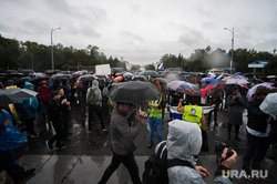 Несанкционированная акция против изменения пенсионной системы в Екатеринбурге, зонты, непогода, дождь, толпа