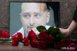 Акция памяти Аркадия Бабченко на площади Труда. Екатеринбург, акция памяти, портрет, фотография, цветы, портрет бабченко