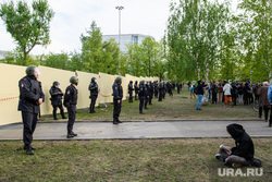 Третий день протестов против строительства храма Св. Екатерины в сквере у театра драмы. Екатеринбург, оцепление, забор, сквер на драме