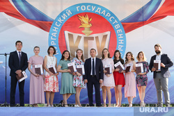  Врио губернатора Курганской области Вадим Шумков вручает красные дипломы выпускникам КГУ. Курган, шумков вадим, общее фото, кгу