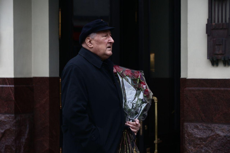 К гробу Захарова букет роз принес актер сериала «Воронины» Борис Клюев