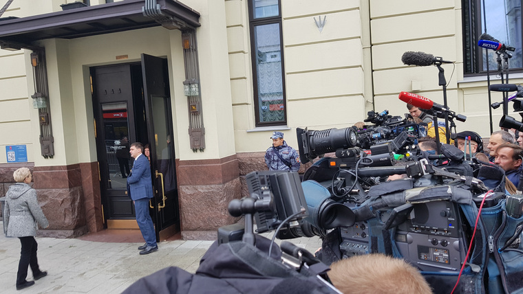 В «Ленкоме» проходит прощание, журналистов внутрь не пускают