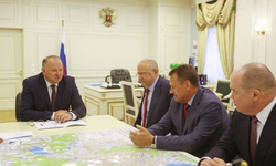 Николай Цуканов (слева) встретился с Алексеем Зиновьевым (справа) и с Александром Вяткиным (второй справа)