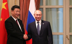 Владимир Путин заявил, что отношения Москвы с Пекином являются союзническими. (Слева — председатель КНР Си Цзиньпин)
