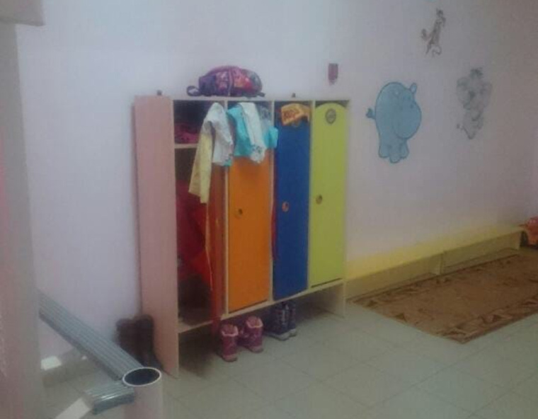 Шкафчики поставили в коридоре детского садика в районе лестницы