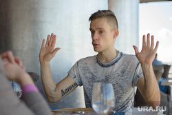 Главный редактор Sports.ru Юрий Дудь во время лекции в УрФУ. Екатеринбург, дудь юрий, жест двумя руками