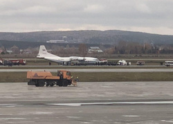 Военный самолет, аварийно севший в Кольцово, заблокировал работу аэропорта. ВИДЕО