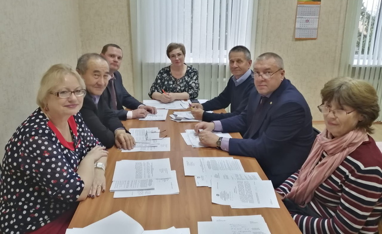 Александр Дубровских (третий справа) будет давать советы новому руководителю департамента Ларисе Галченко (в центре фото)