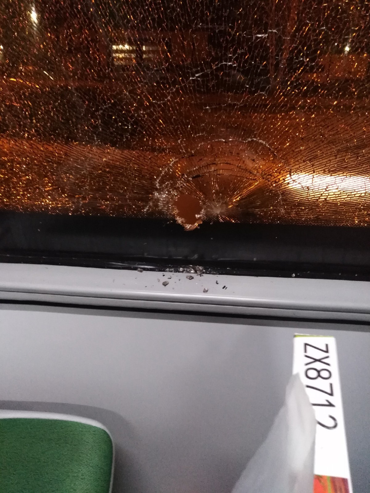 Пуля разбила стекло рядом с пассажирским сиденьем