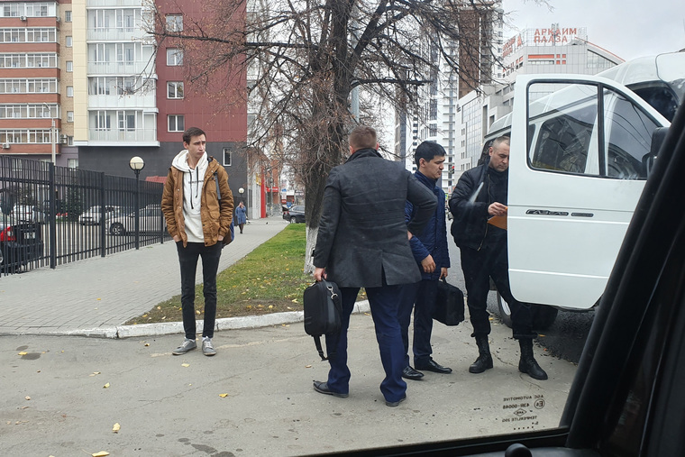 Юрия Прудникова (слева) привезли на допрос в СУ СКР по Челябинской области