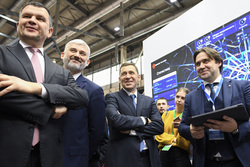 VIP-гости в ожидании Дмитрия Медведева провели обход выставки «Дорога-2019»
