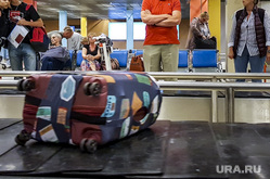 Перелет Кольцово-Шереметьево, терминал "Б". Москва, аэропорт, кольцово, чемоданы, багаж, выдача багажа, багажное отделение, взлетное поле
