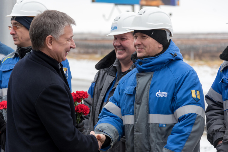 Заместитель начальника департамента ПАО «Газпром» Олег Андреев приветствует участников праздничного митинга
