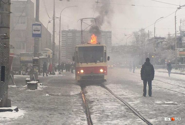 Трамвай загорелся, когда в нем находились пассажиры