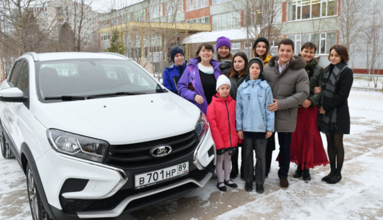 Решение вручить семье Иевлевых автомобиль Дмитрий Артюхов назвал «правильным выбором»
