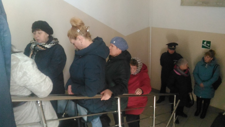 Уволенные медики ждали встречи на лестнице здания диспансера