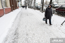 Уборка города после снегопада. Екатеринбург, зима, скользкий тротуар, непогода, гололед