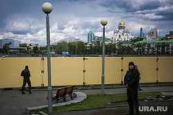 Шестой день протестов против строительства храма Св. Екатерины в сквере около драмтеатра. (внутри сквера) Екатеринбург, храм на крови, город екатеринбург, забор, сквер на драме