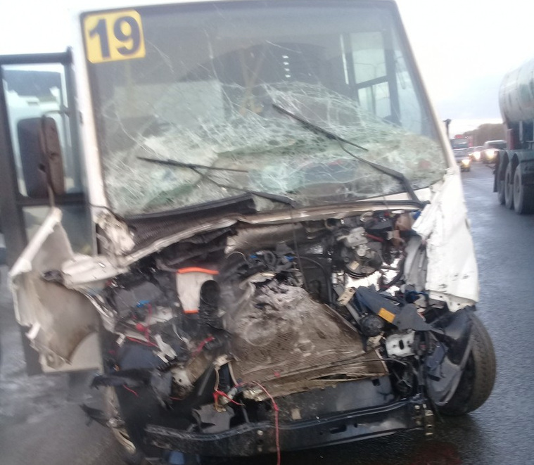 Микроавтобус получил серьезные повреждения