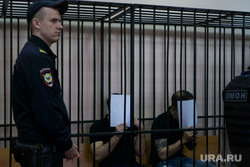 Суд над бандой Ровшана Ленкоранского в Нижнем Тагиле. Нижний Тагил, решетка, обвиняемый, скамья подсудимых, судебный пристав, задержанный, закрывает лицо, подсудимый